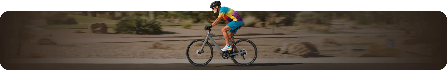 Een fietser die voorover leunt op een andere e-bike.