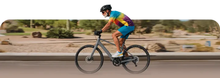 De fietser zit rechtop op een Discover 3 e-bike.