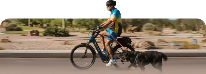 Een fietser die voorover leunt op een andere e-bike.